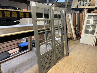 Dubbel deurkozijn, grijs gespoten Hillhout